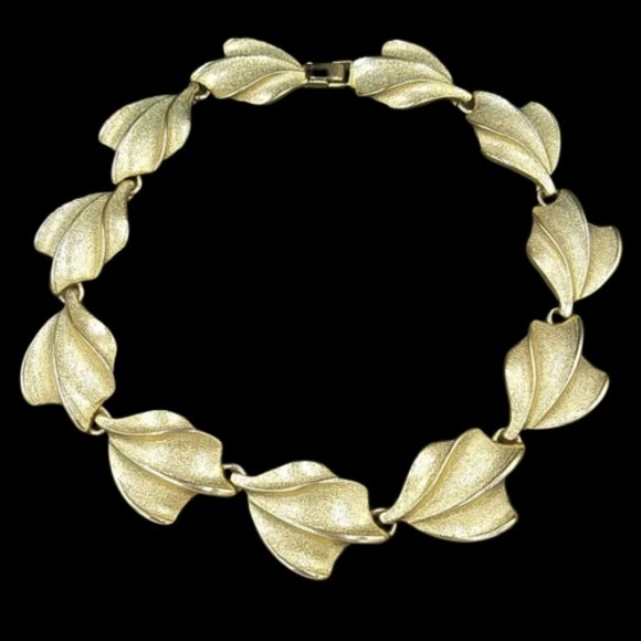 Vintage Gold Tone Leaf Collar Necklace - Picture 3 of 6